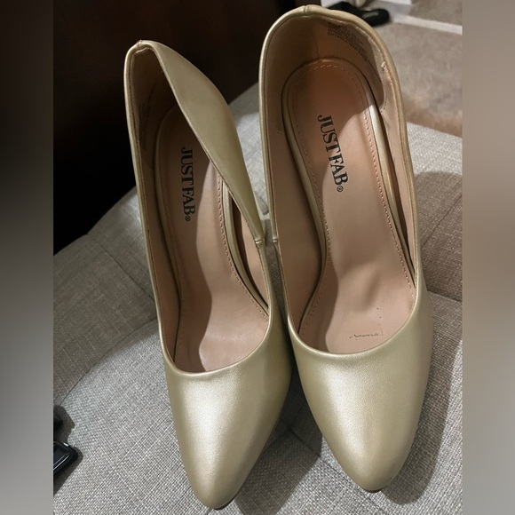 Beautiful gold high heels with a chunky heel - Picture 2 of 4
